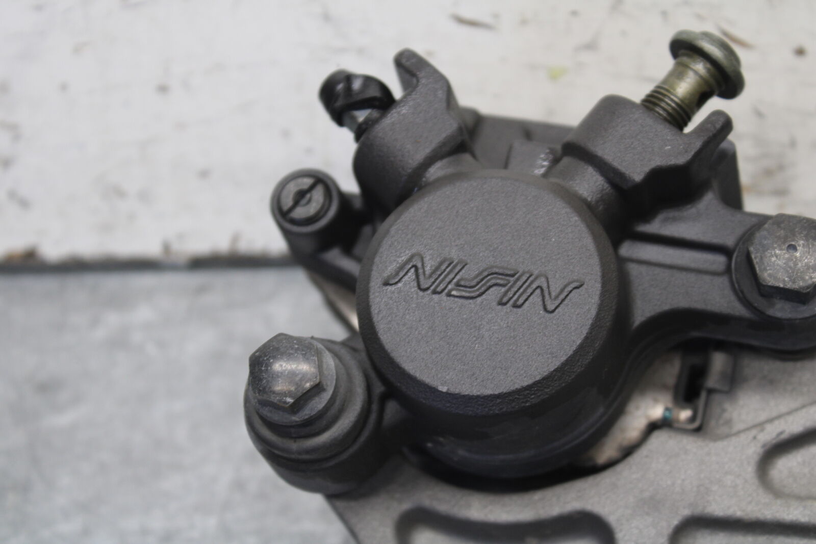 08-09 YAMAHA YZF R6S REAR BACK BRAKE CALIPER W MOUNT BRACKET  BB690