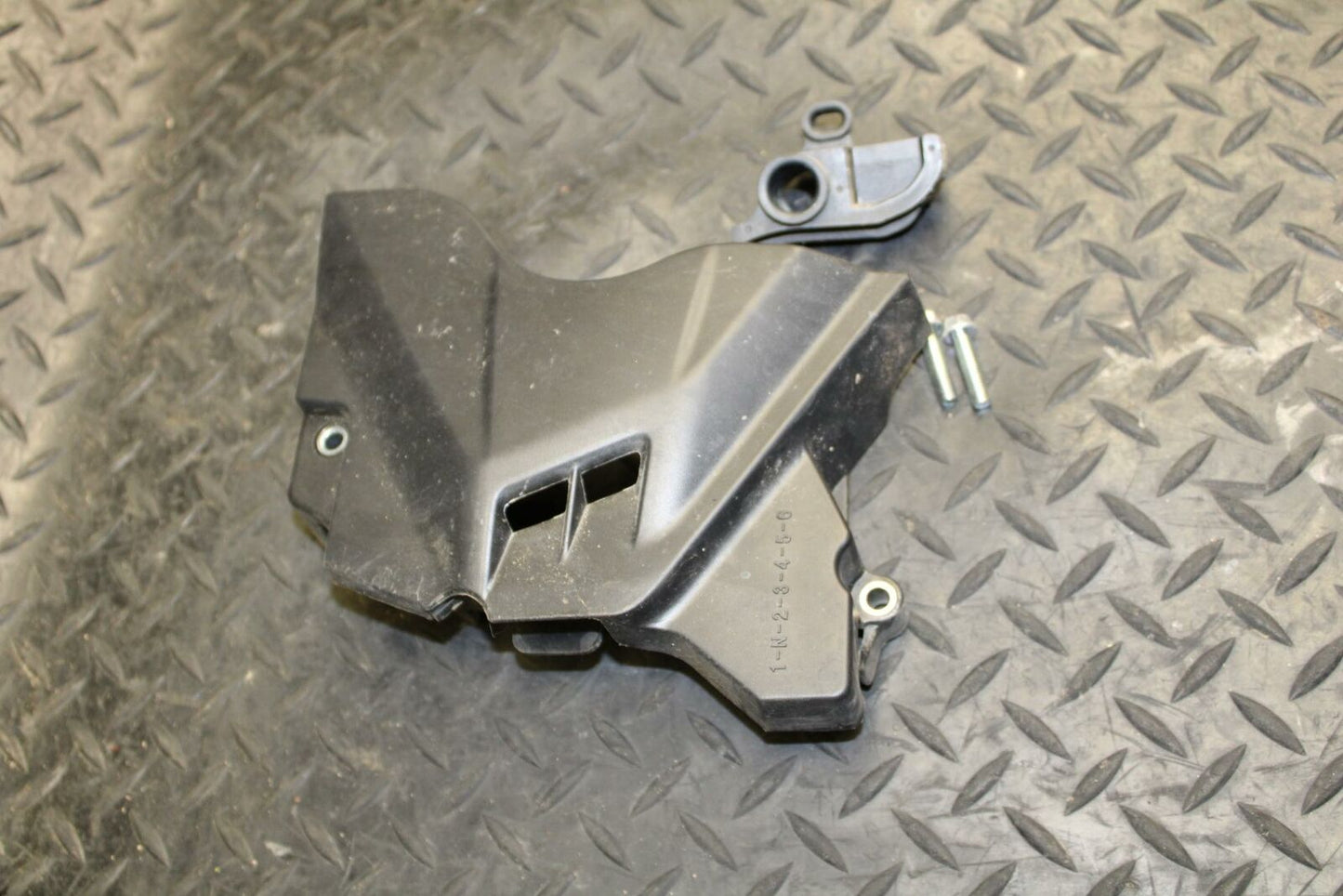 19 YAMAHA YZF R3 ENGINE SPROCKET COVER BB177