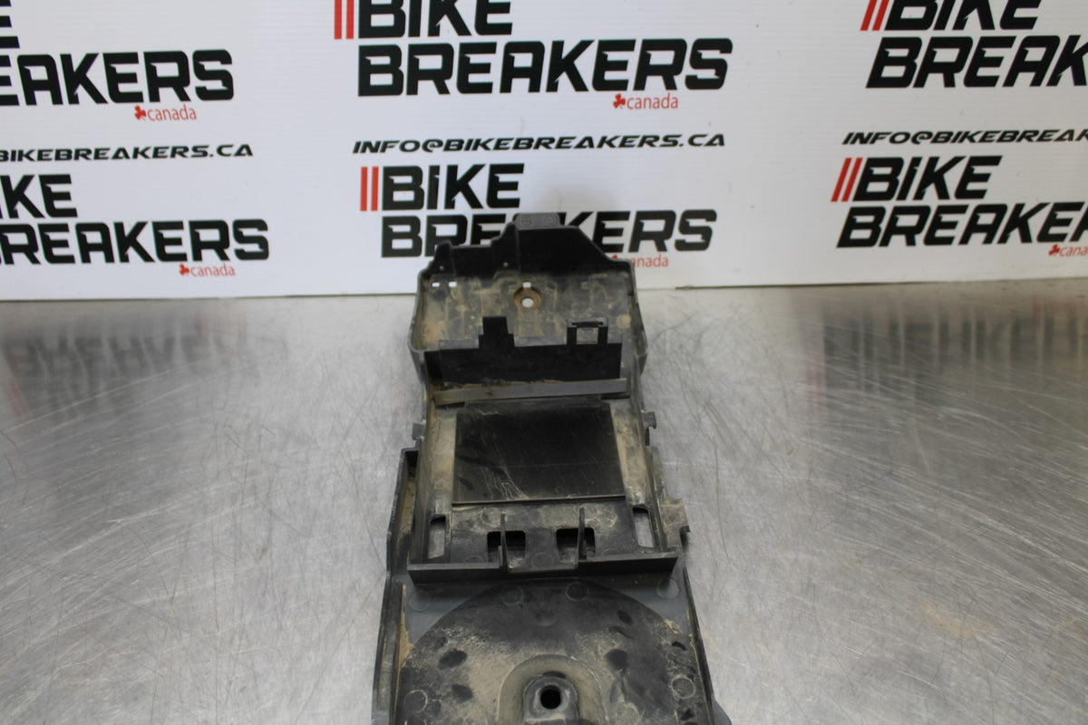 06-07 SUZUKI GSXR 600 REAR BACK TAIL UNDERTAIL BATTERY TRAY PLASTIC BB170