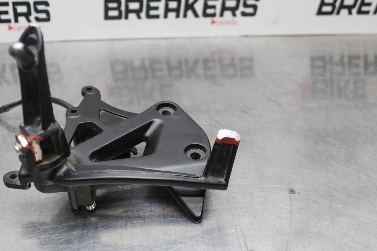 24-25 SUZUKI GSXR1000 RIGHT REARSET REAR SET DRIVER FOOT PEG REST STOP BB767