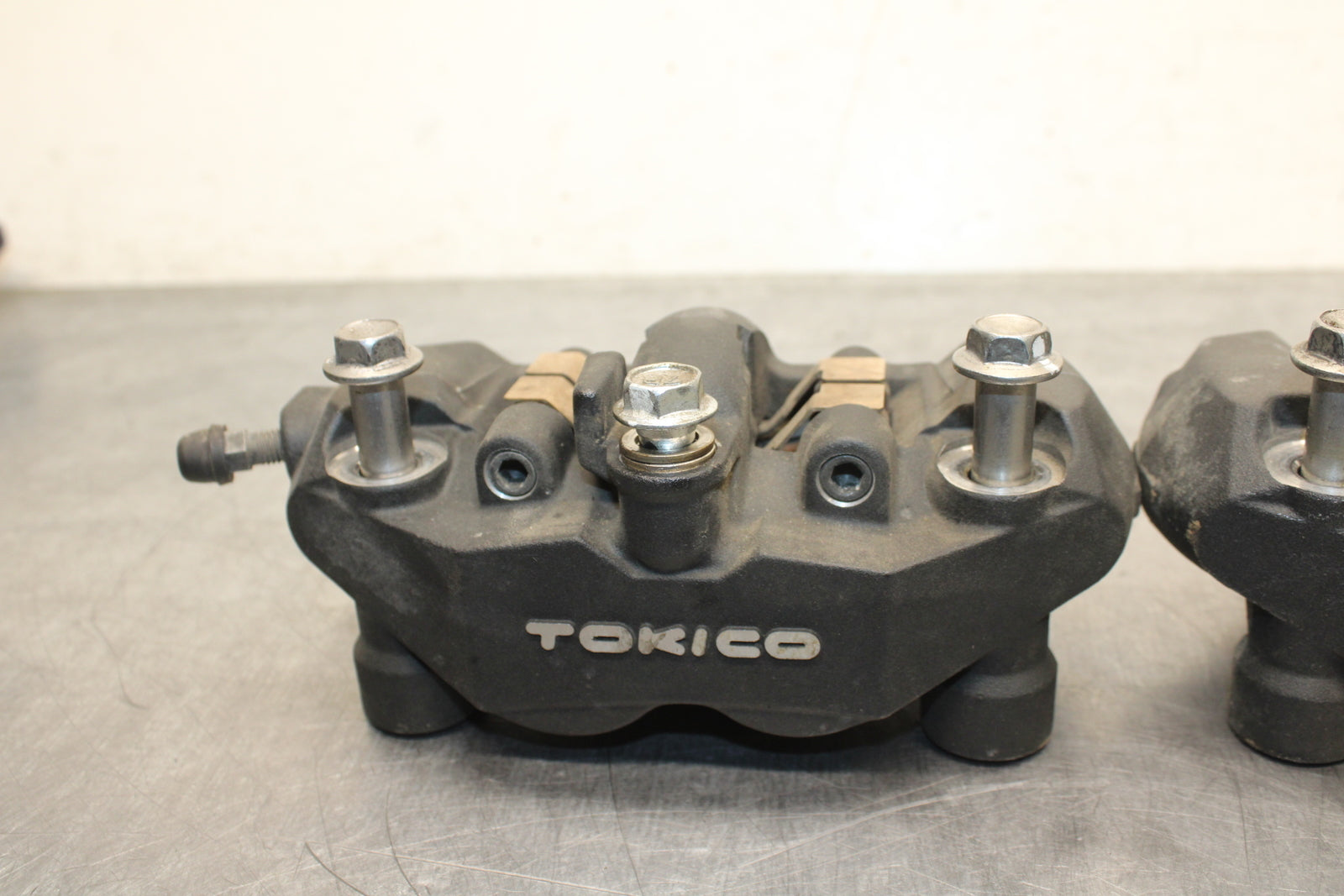 09 SUZUKI GSXR600 RIGHT LEFT FRONT BRAKE CALIPER SET PAIR CALIPERS BB759