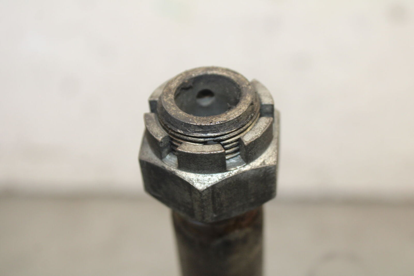 09-12 KAWASAKI NINJA ZX6R REAR AXLE BACK WHEEL RIM BOLT AXEL 41068-0035  BB698