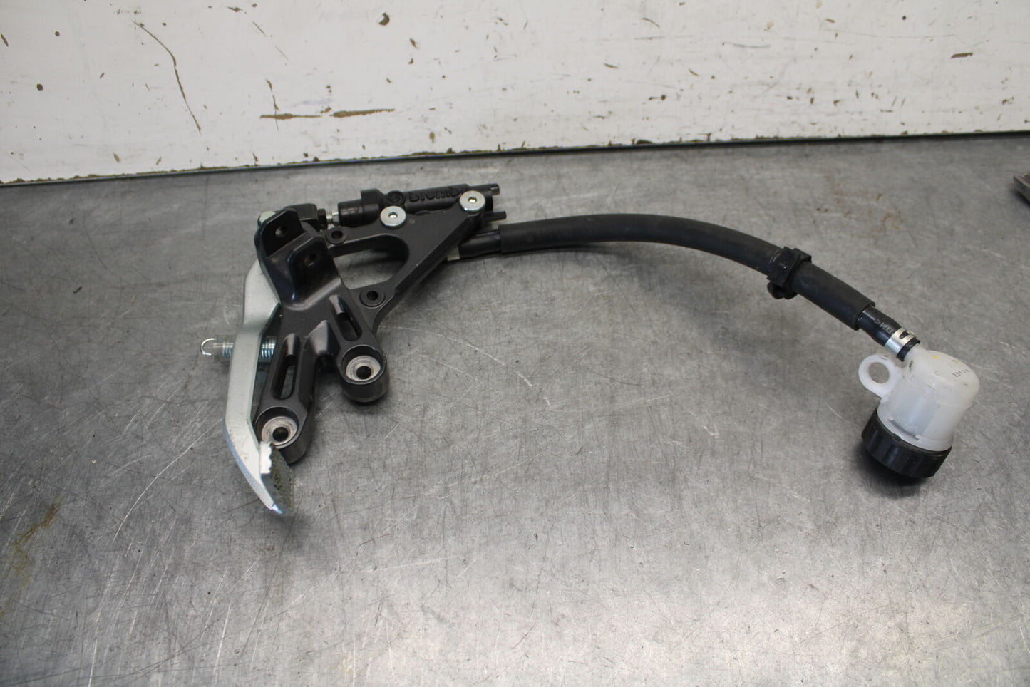 22-23 YAMAHA YZF R7 RIGHT REARSET REAR SET DRIVER FOOT PEG REST STOP BB583