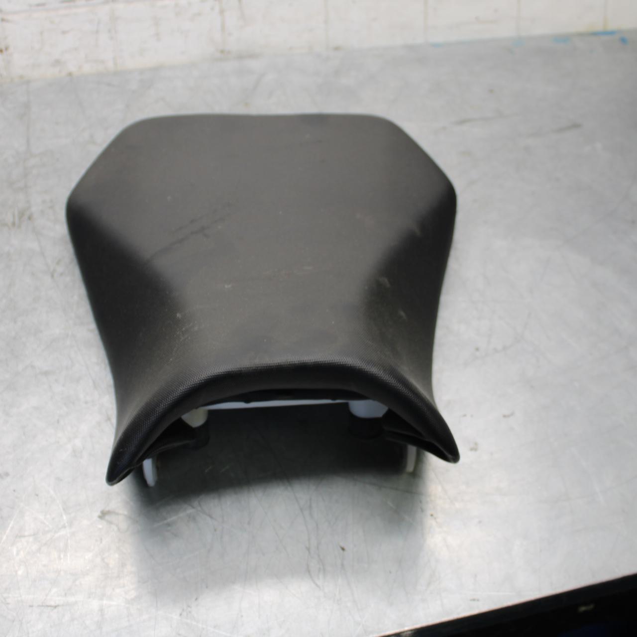 2017 Suzuki GSXR600 FRONT DRIVERS SEAT  SADDLE PILLION 45100-14J10-DW2 #B BB527