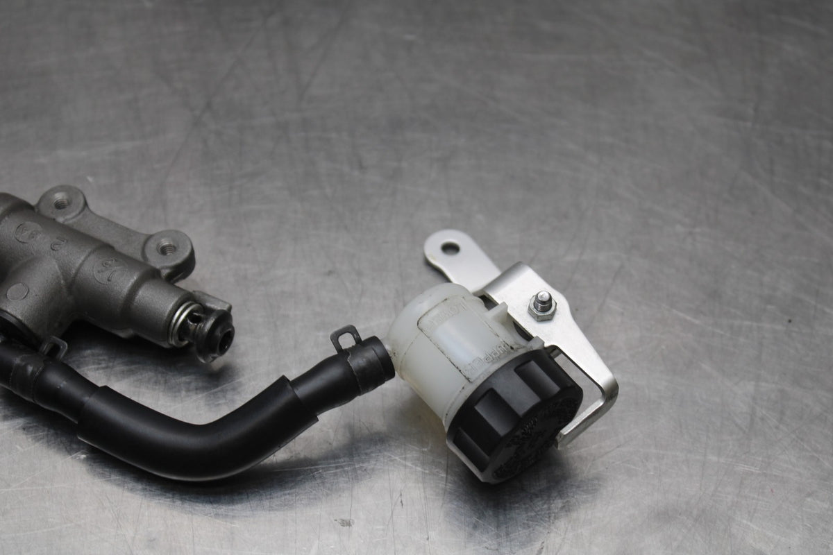 18 YAMAHA YZF R1  REAR BACK BRAKE MASTER CYLINDER W RESERVOIR BB838