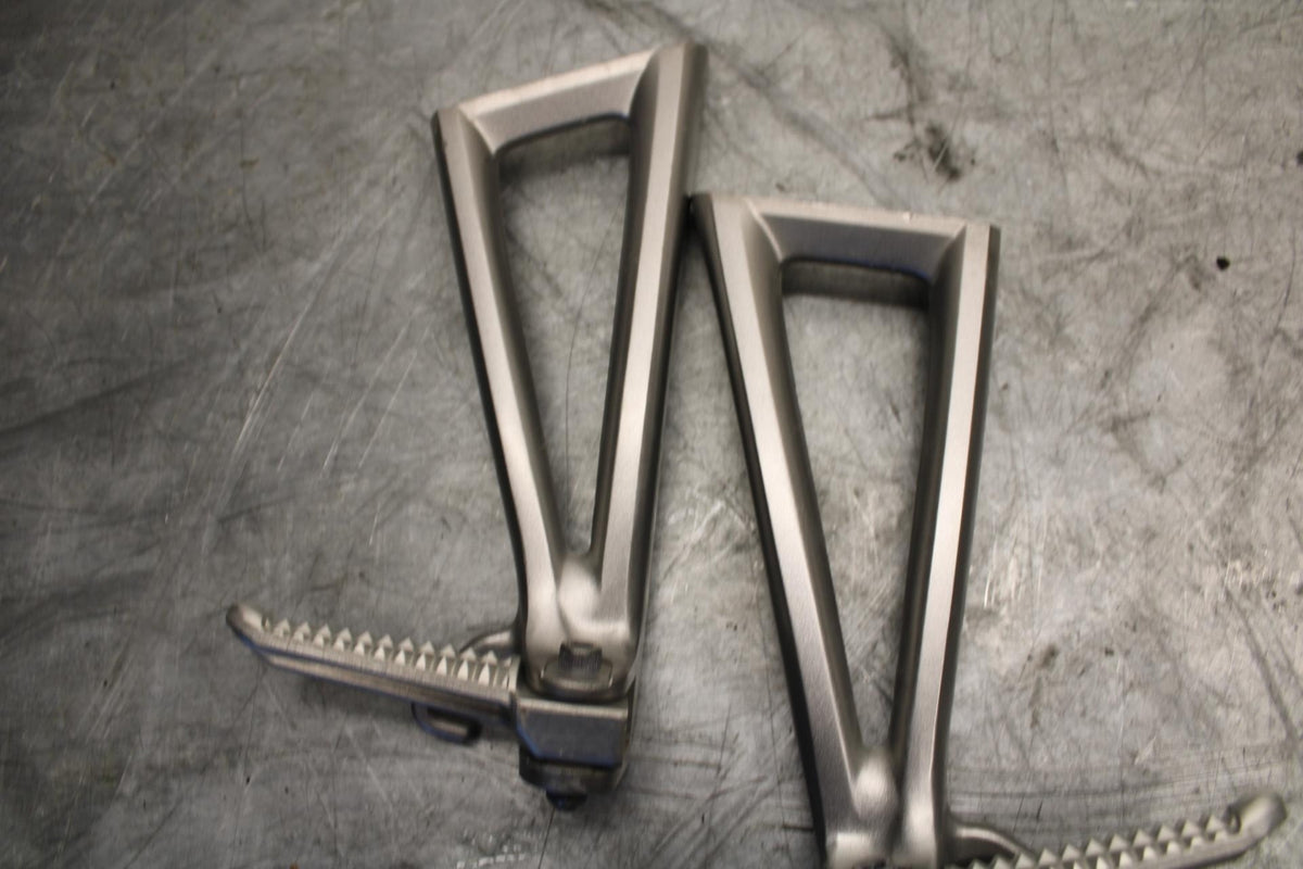 2009 Yamaha YZF R6 REAR BACK PASSENGER PEG SET PAIR 2C0-2741L-00-00 BB532