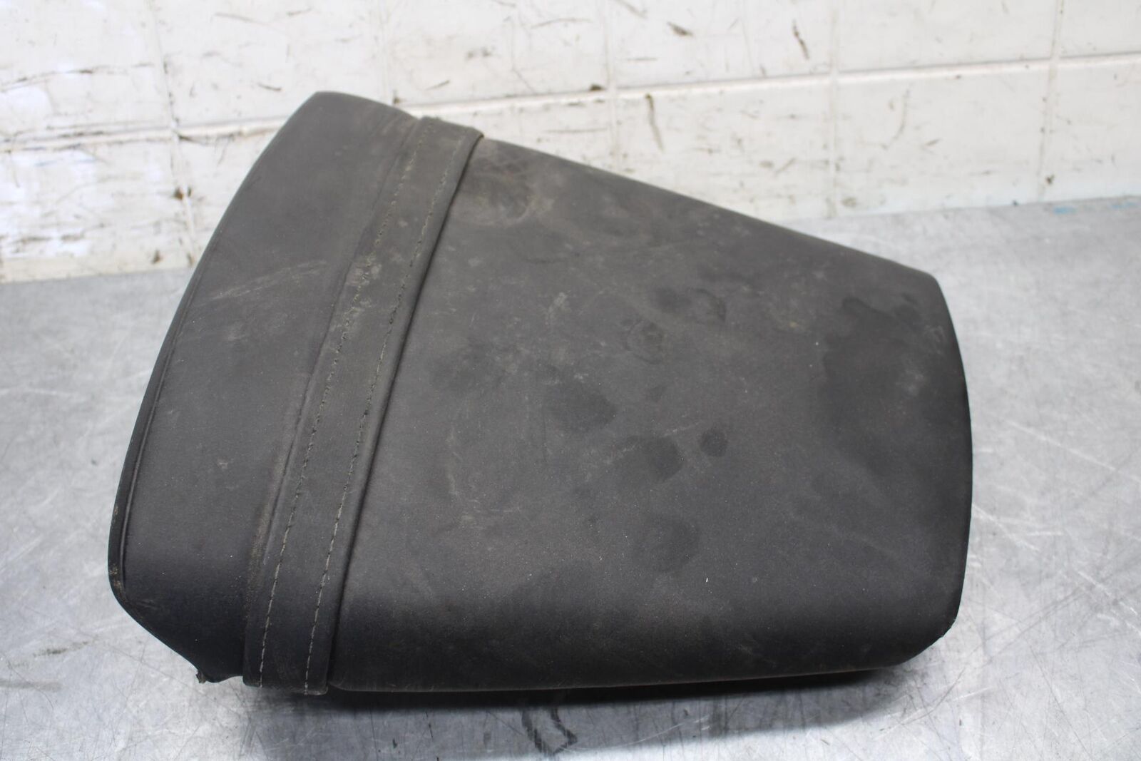 2000 Yamaha YZF R6 REAR BACK PASSENGER TANDEM SEAT PAD SADDLE PILLION BB558