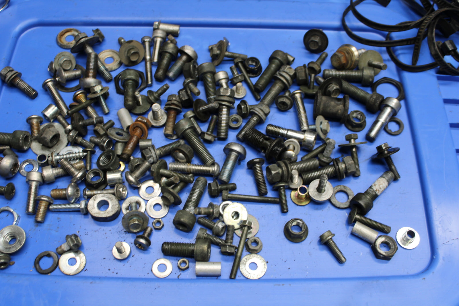00 SUZUKI INTRUDER 1500 VL1500 MOUNTING BOLTS HARDWARE MOTOR SCREWS BB761