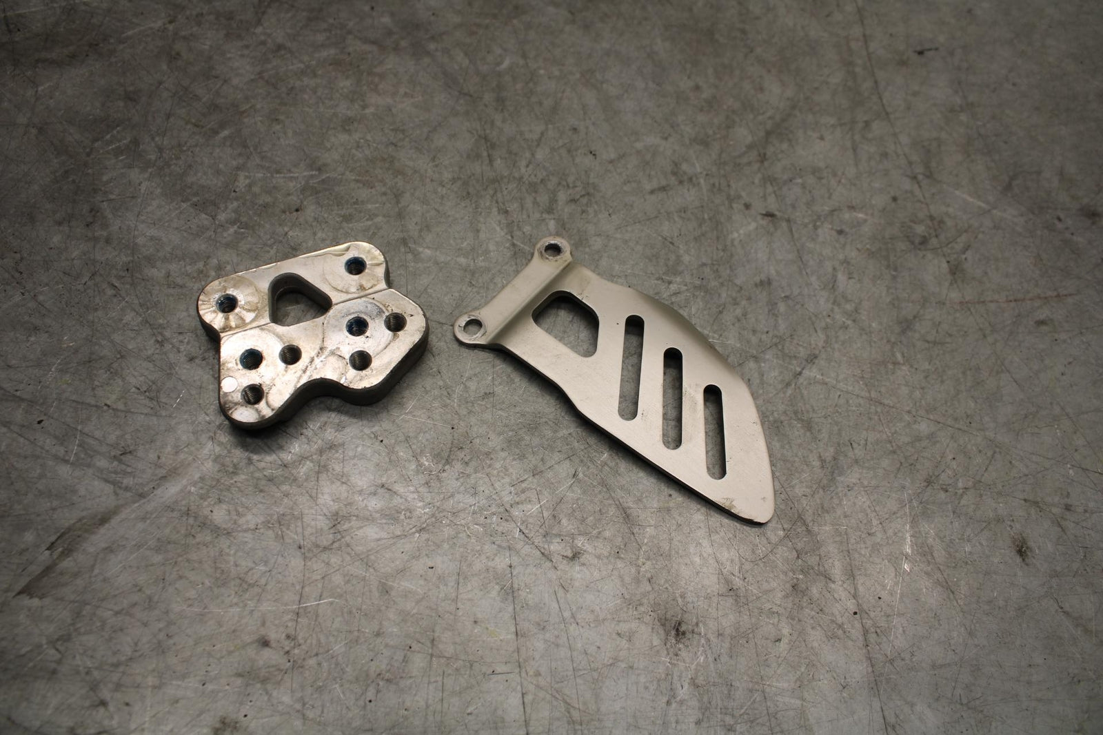06-07 SUZUKI GSXR750 RIGHT REARSET REAR SET HEEL GUARD MOUNT COVER  BB543