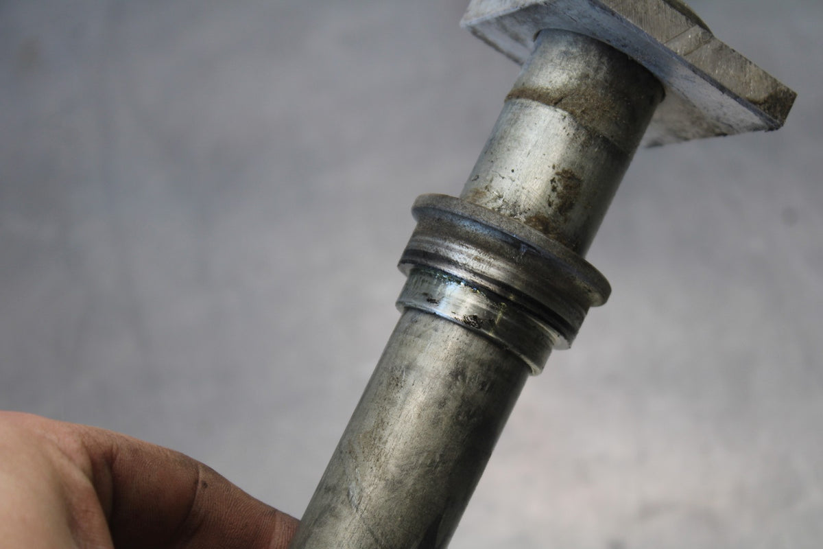 97-00 SUZUKI GSXR600 SRAD REAR AXLE BACK WHEEL RIM PIVOT BOLT AXEL BB921