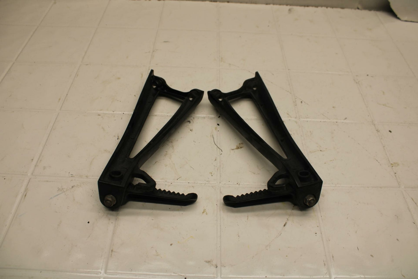 08-16 YAMAHA YZF R6 REAR BACK PASSENGER PEG SET PAIR BB406