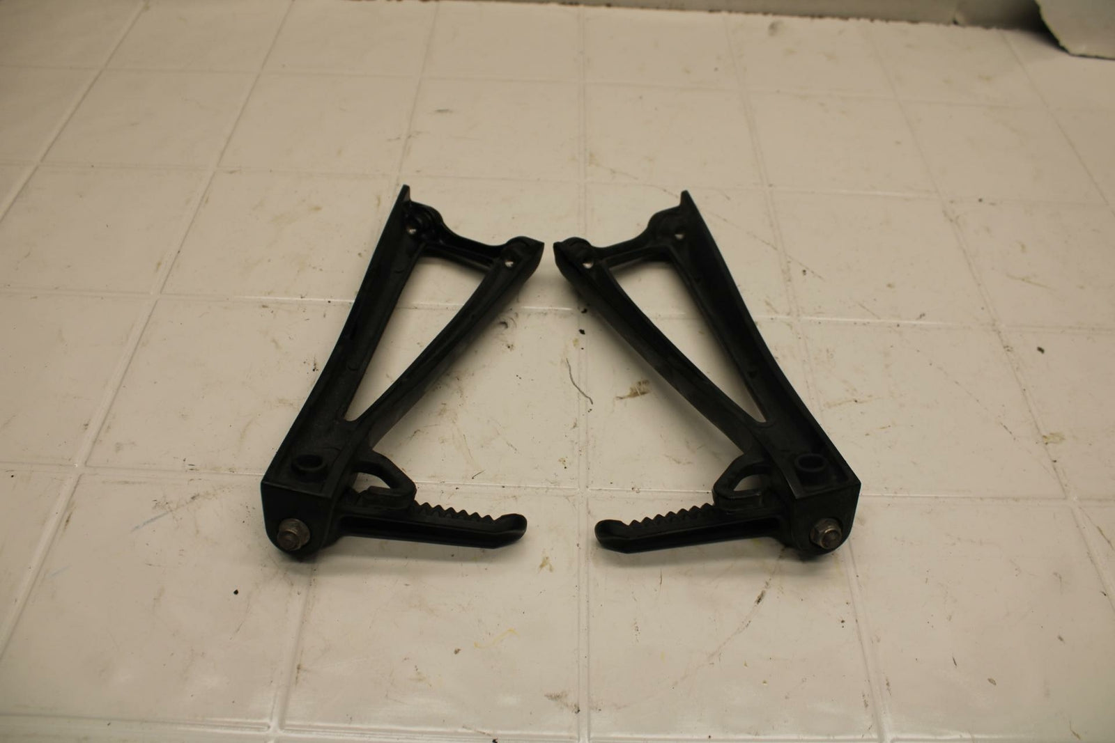 08-16 YAMAHA YZF R6 REAR BACK PASSENGER PEG SET PAIR BB406