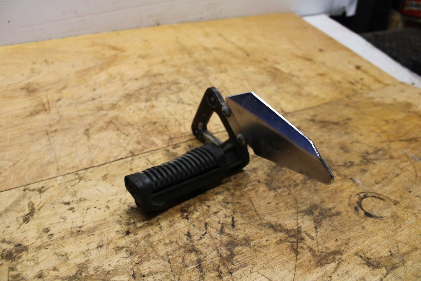 04-09 SUZUKI GS500F LEFT REARSET REAR SET DRIVER FOOT PEG REST STOP BB335