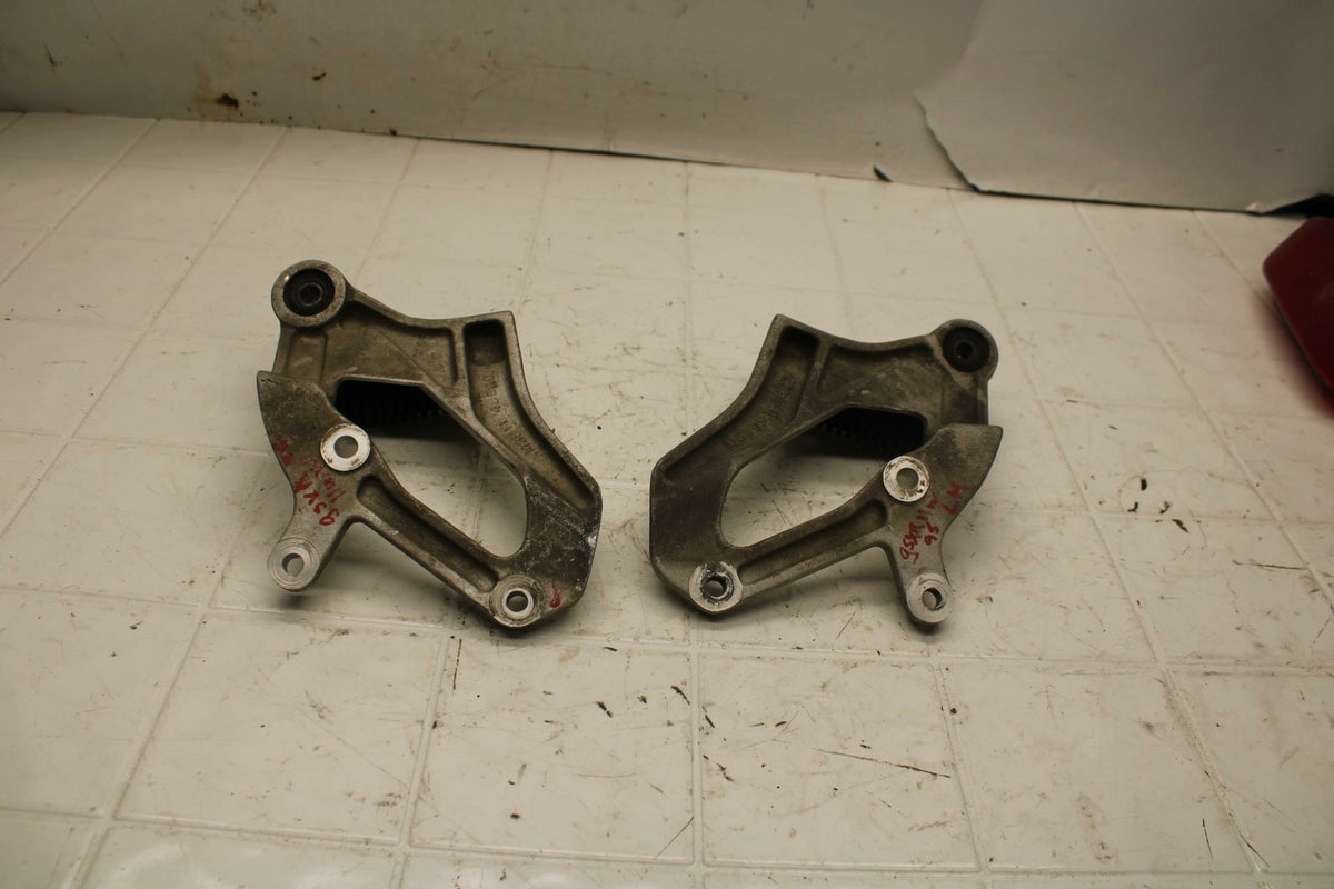 93-96 SUZUKI GSXR1100W REAR BACK PASSENGER PEG SET PAIR BB12