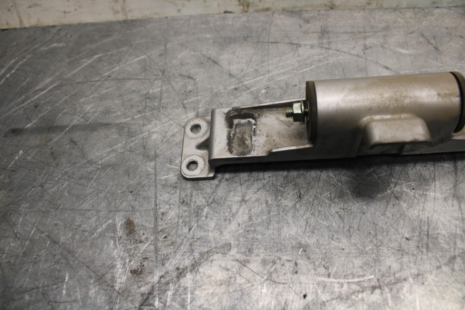 18 YAMAHA YZF R1  GAS TANK FUEL CELL PETROL RESERVOIR BRACKET MOUNT BB473