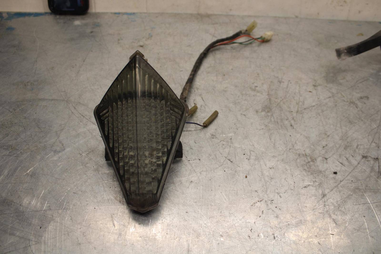 07-08 YAMAHA YZF R1 REAR TAIL TAILLIGHT BACK BRAKE LIGHT BB425