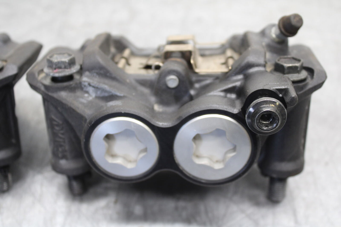 22-24 YAMAHA XSR900 RIGHT LEFT FRONT BRAKE CALIPER SET PAIR CALIPERS BB710