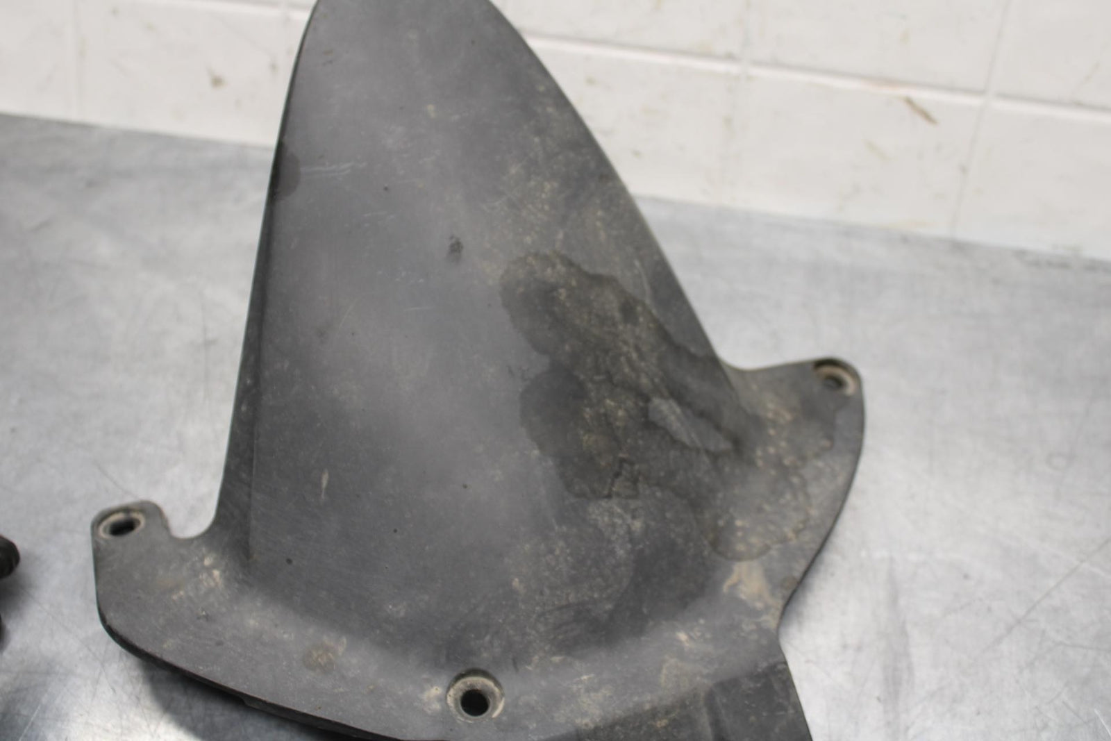2007 Honda CBR600RR REAR BACK WHEEL TIRE HUGGER FENDER 80120-MFJ-D00 BB596