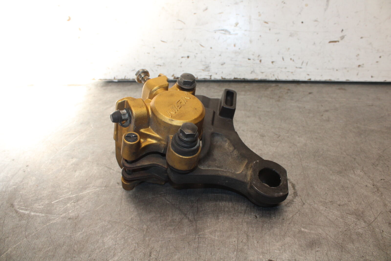 07-08 TRIUMPH DAYTONA 675 REAR BACK BRAKE CALIPER W MOUNT BRACKET BB685