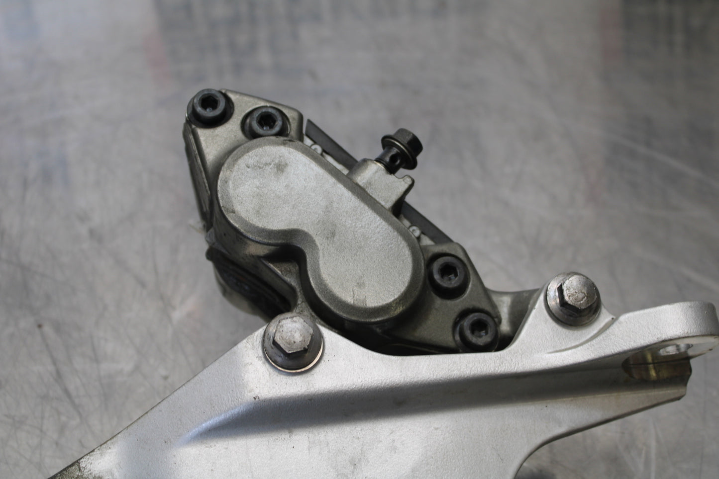 09 YAMAHA ROYAL STAR XVZ1300TF VENTURE REAR BRAKE CALIPER W MOUNT BRACKET BB151
