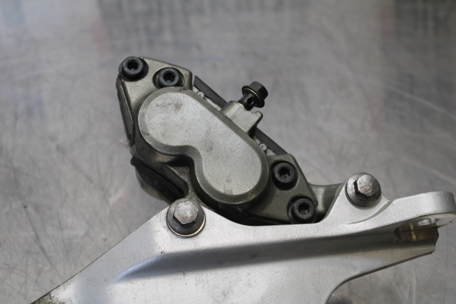 09 YAMAHA ROYAL STAR XVZ1300TF VENTURE REAR BRAKE CALIPER W MOUNT BRACKET BB151
