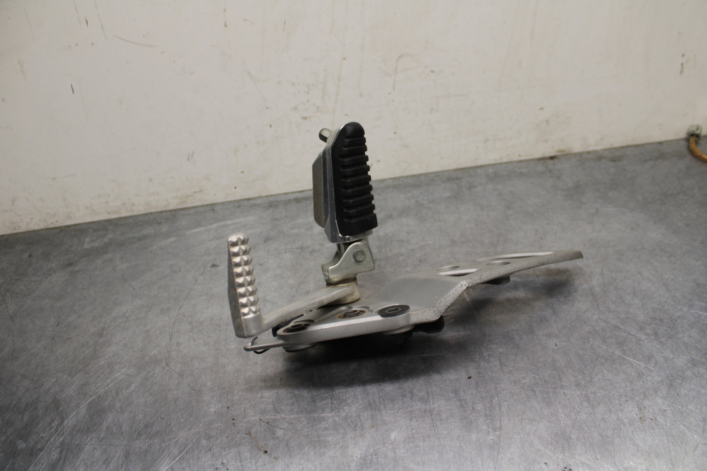 13-16 SUZUKI BANDIT 1250S ABS RIGHT REARSET DRIVER FOOT PEG REST STOP BB134