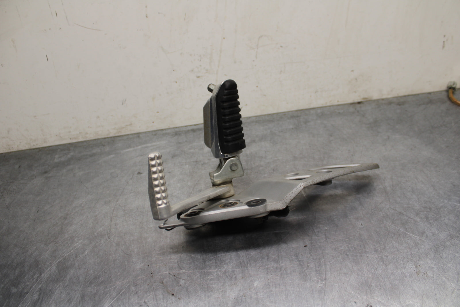 13-16 SUZUKI BANDIT 1250S ABS RIGHT REARSET DRIVER FOOT PEG REST STOP BB134