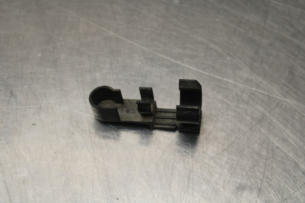 05 YAMAHA YZF R6 FUEL HOSE GAS LINE CLIP Does Not Apply BB858