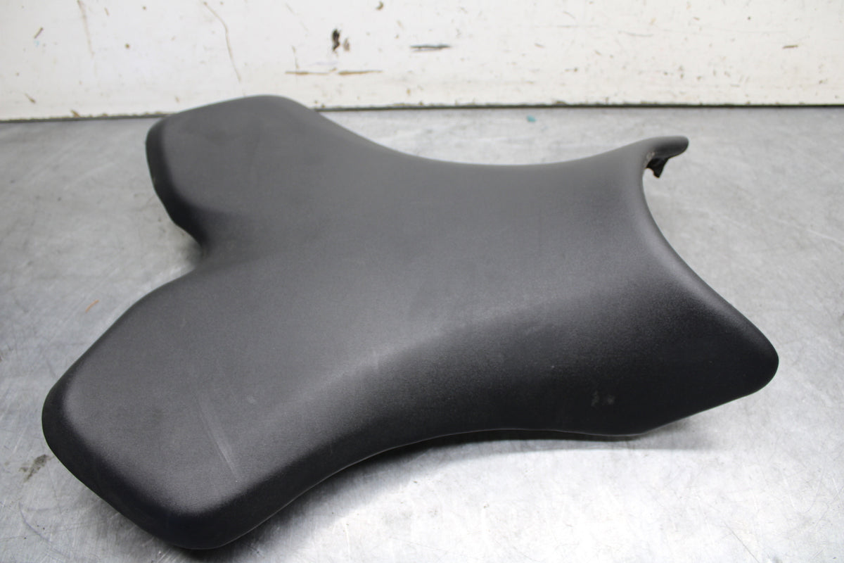 04-06 YAMAHA YZF R1 FRONT DRIVERS SEAT PAD SADDLE PILLION 5VY-24710-00-00 BB659