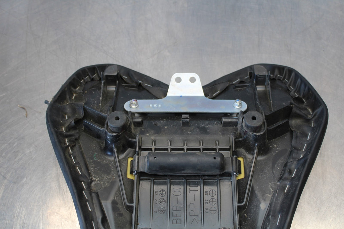 22-25 YAMAHA YZF R7 FRONT DRIVERS SEAT PAD SADDLE PILLION BB176