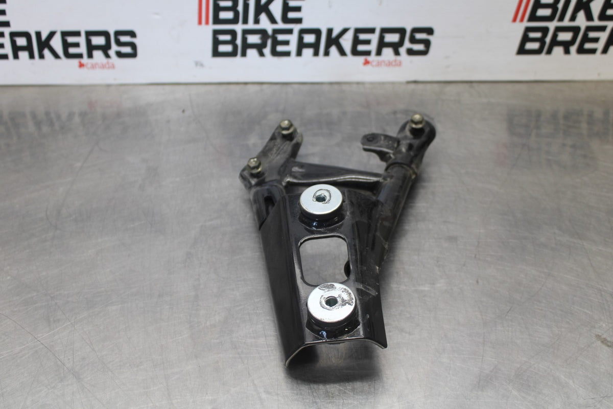 07 SUZUKI BOULEVARD M50 MUFFLER EXHAUST PIPE BRACKET MOUNT BB897