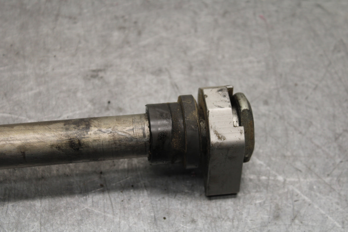 09-11 TRIUMPH DAYTONA 675 REAR AXLE BACK WHEEL RIM PIVOT BOLT AXEL BB652