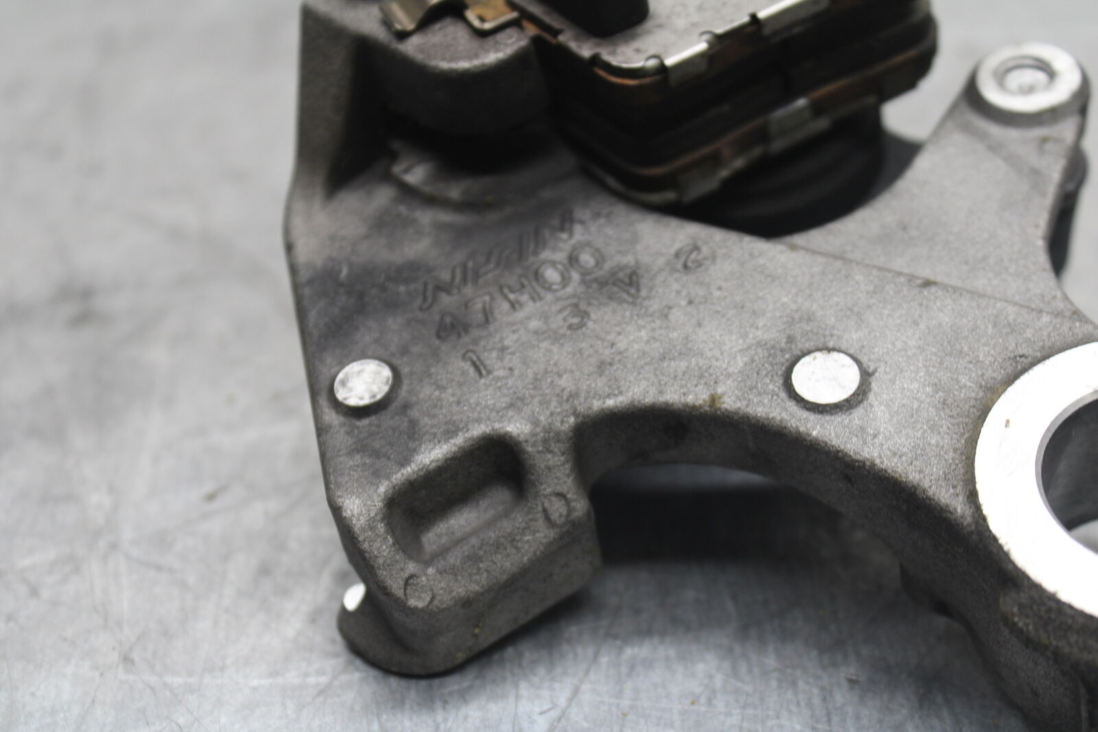13 SUZUKI GSXR750 REAR BACK BRAKE CALIPER W MOUNT BRACKET BB110