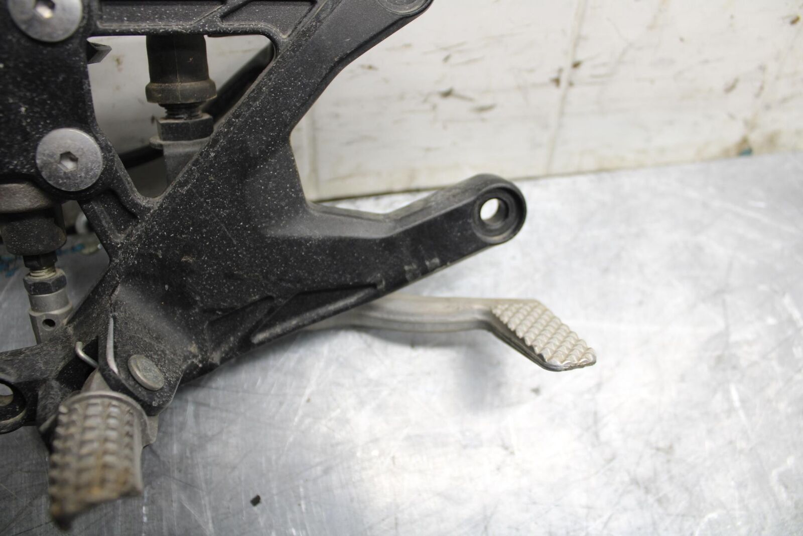 18 YAMAHA YZF R1  RIGHT REARSET REAR SET DRIVER FOOT PEG REST STOP BB473