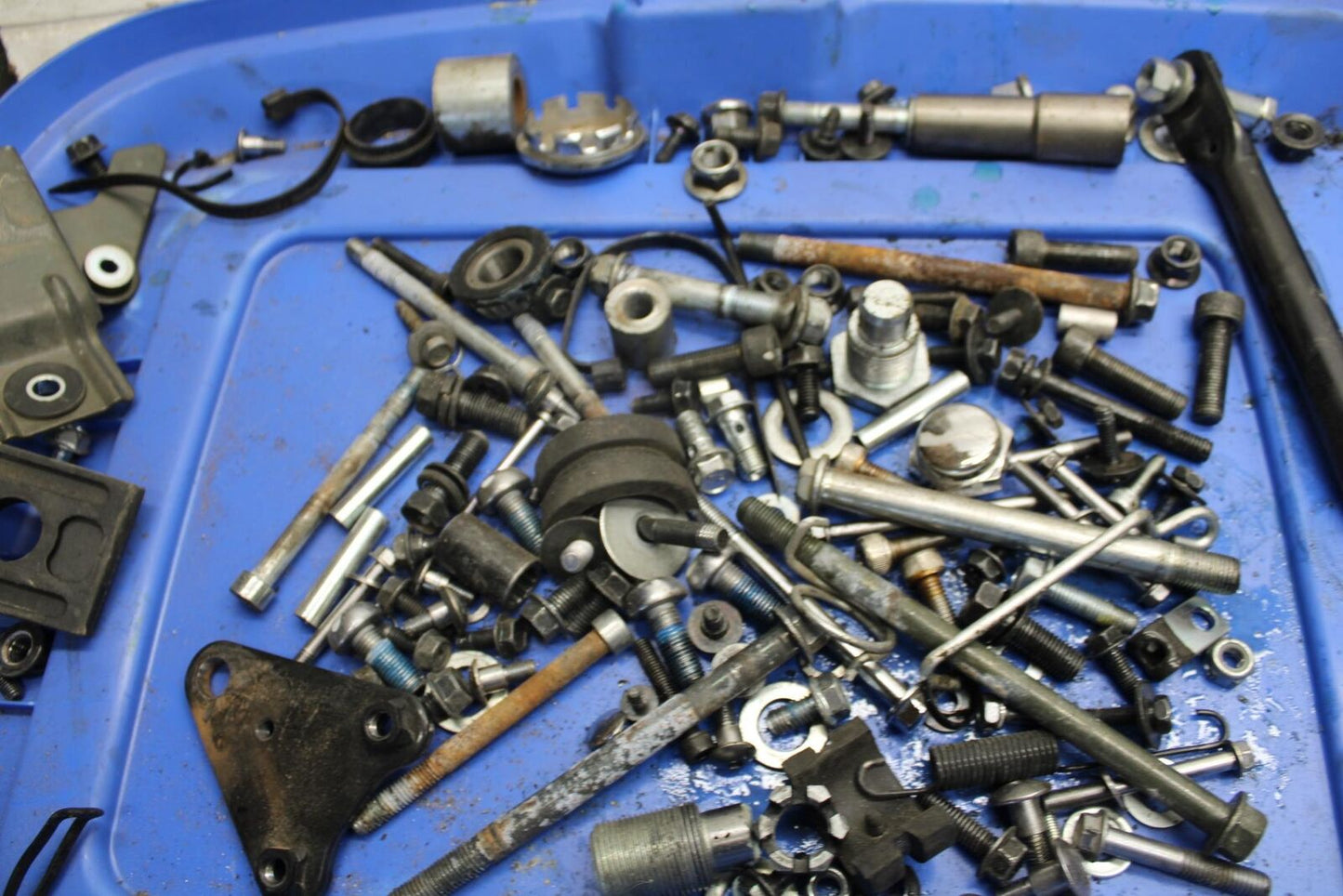 2007 Suzuki Boulevard M50 LEFTOVER MOUNTING BOLTS HARDWARE MOTOR SCREWS BB537