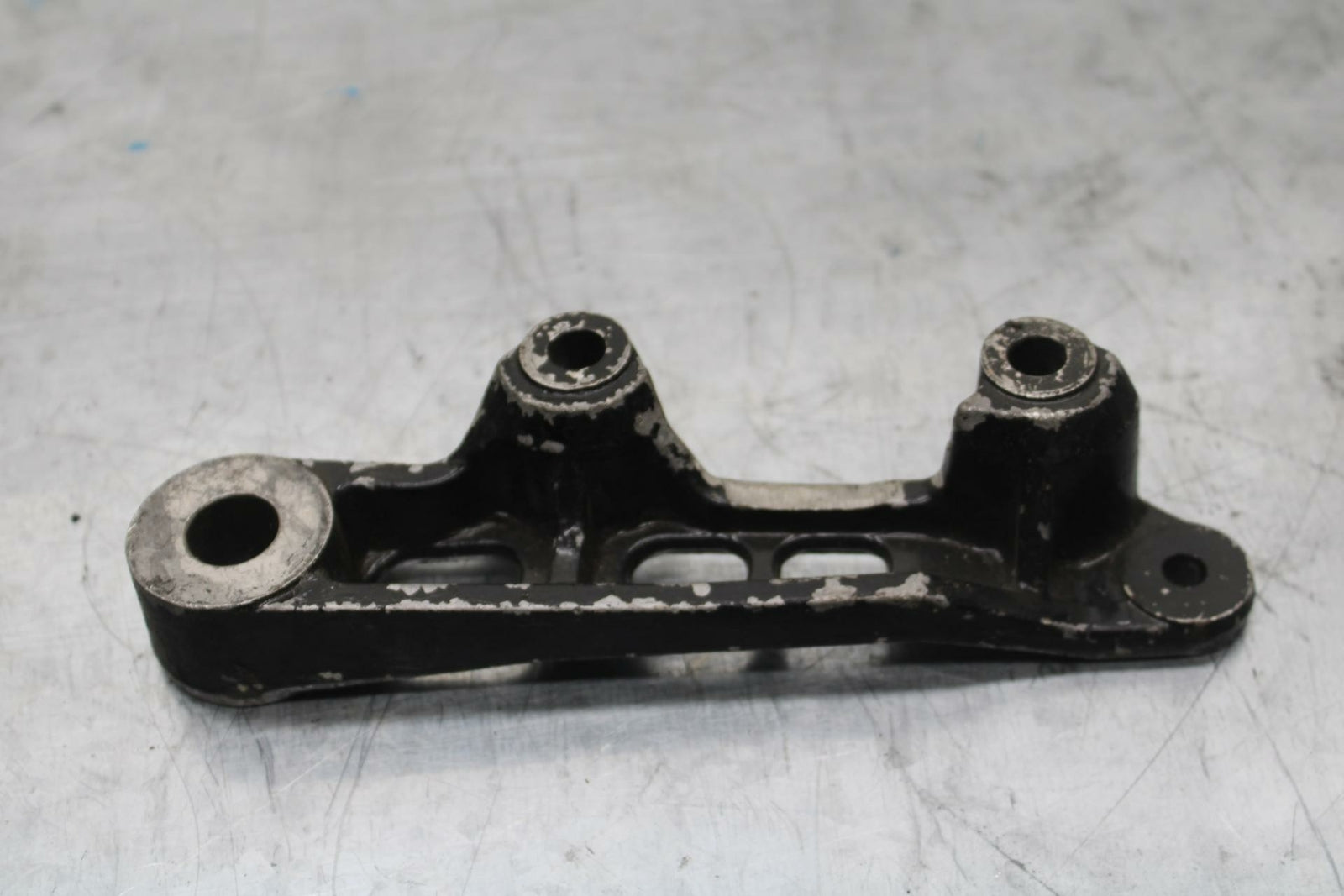 85 YAMAHA RZ500 REAR BRAKE CALIPER HANGER BACK MOUNTING BRACKET BB27 A