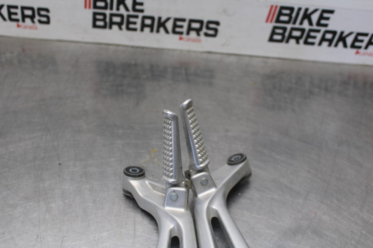 98-05 HONDA SUPER HAWK 1000 VTR1000F REAR BACK PASSENGER PEG SET PAIR BB924