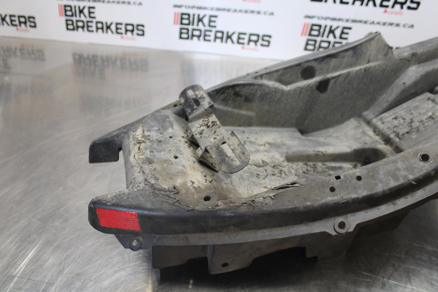 99-07 SUZUKI HAYABUSA GSX1300R REAR TAIL UNDERTAIL BATTERY TRAY PLASTIC BB281