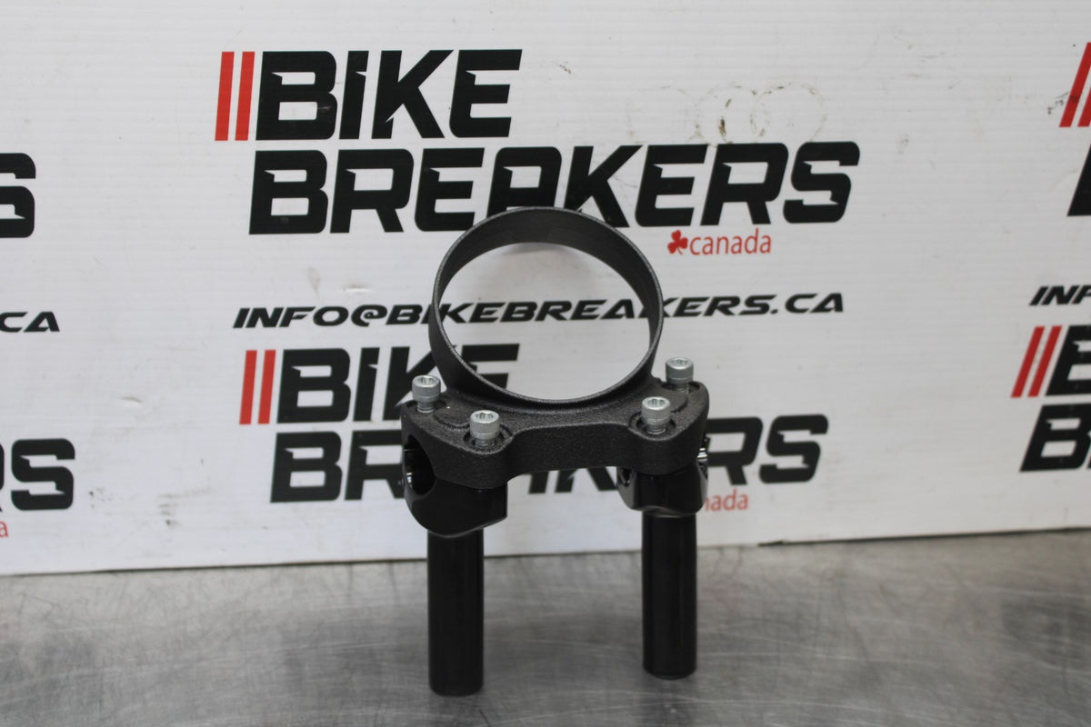 22 HARLEY-DAVIDSON SOFTAIL HANDLEBAR RISERS/ GUAGE HOLDER BB859
