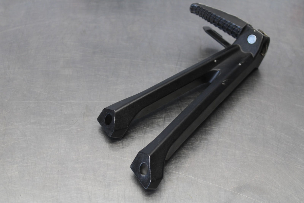 11-26 SUZUKI GSXR750 LEFT REAR BACK PASSENGER PEG BB882