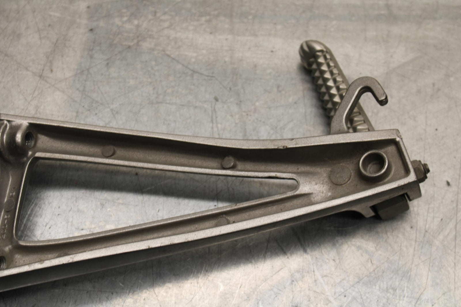 2006 Yamaha YZF R6 REAR BACK PASSENGER PEG SET PAIR 2C0-2741L-00-00 BB560