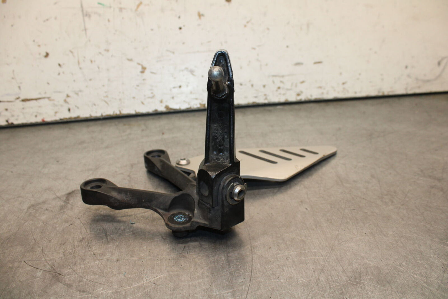 13-17 KAWASAKI NINJA ZX6R ZX636E LEFT REARSET REAR SET DRIVER FOOT PEG BB735