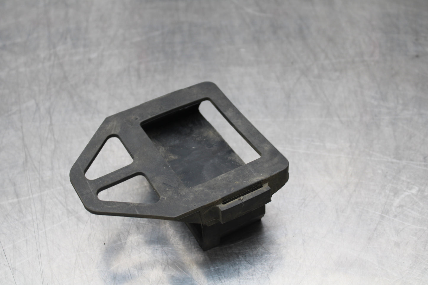 04-05 KAWASAKI NINJA ZX10R ECU ECM RELAY HOLDER BRACKET BB163