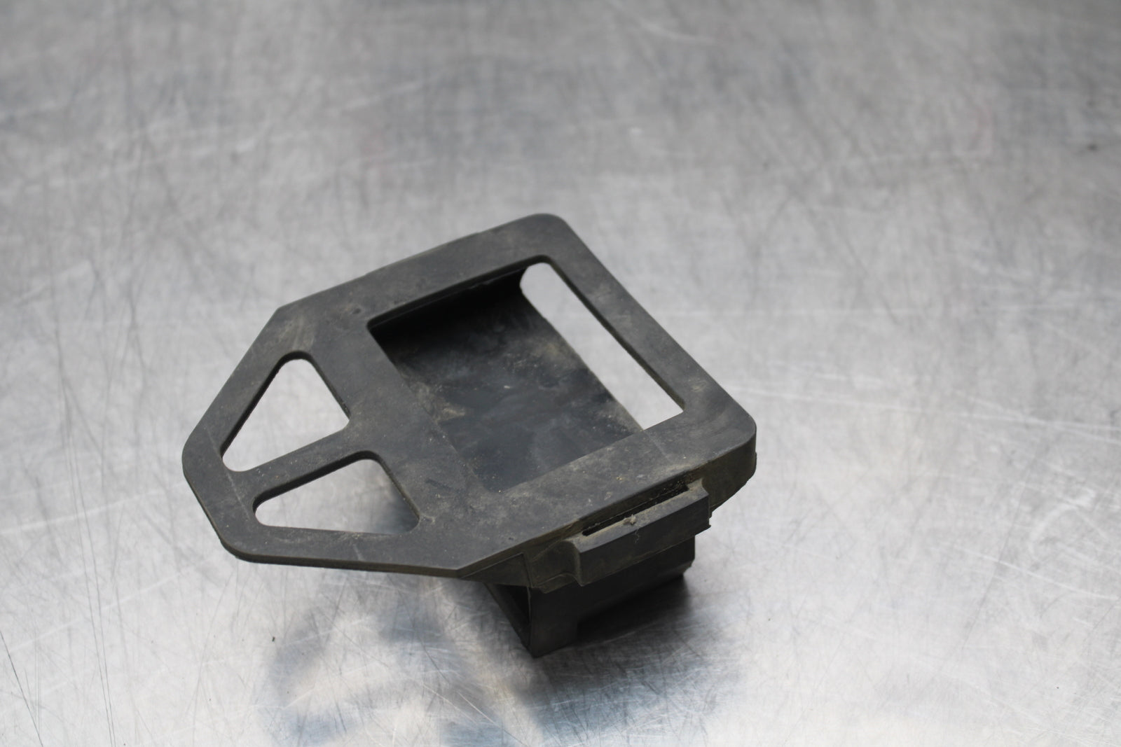 04-05 KAWASAKI NINJA ZX10R ECU ECM RELAY HOLDER BRACKET BB163