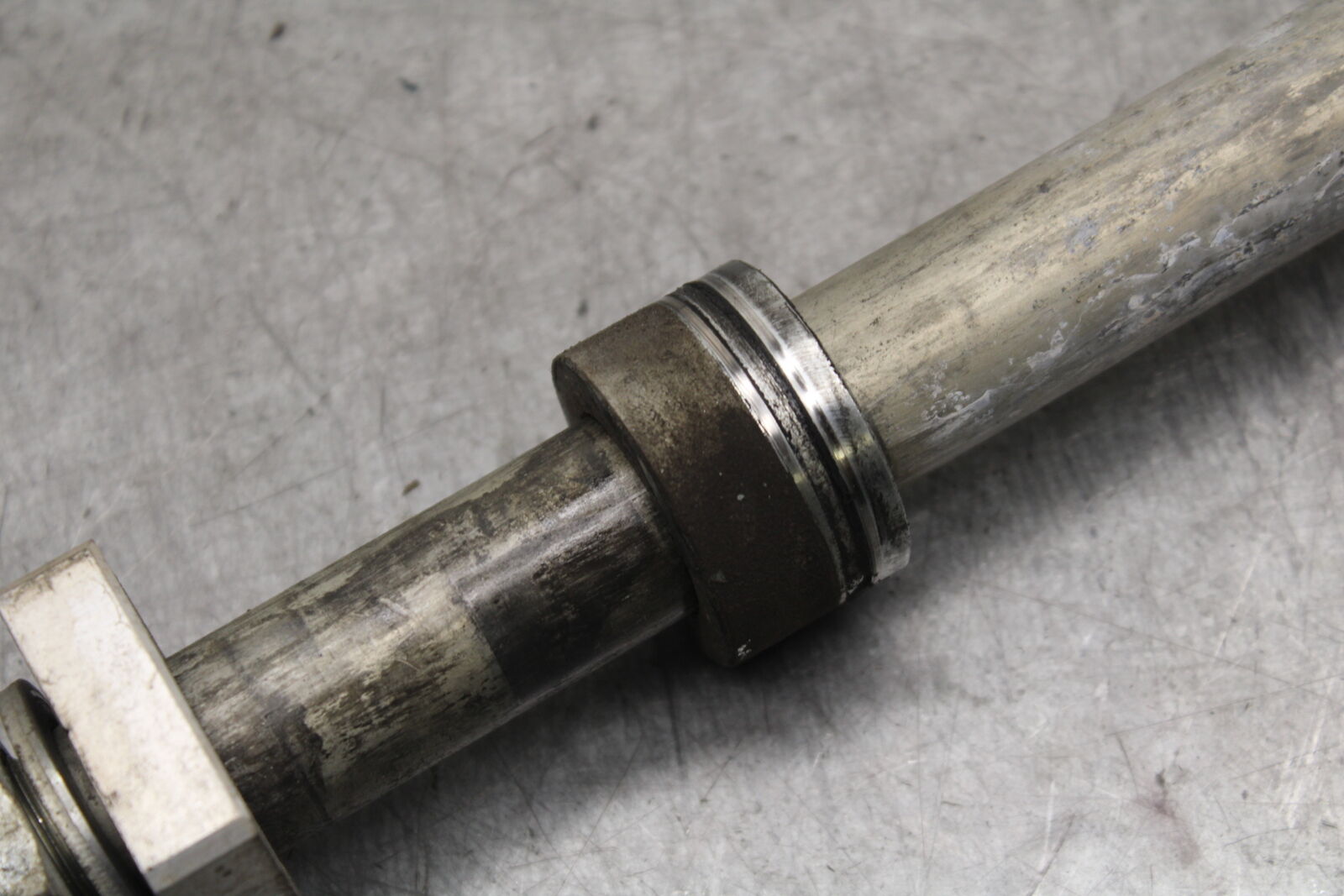 13-18 KAWASAKI NINJA ZX6R REAR AXLE BACK RIM PIVOT BOLT AXEL 41068-0613 BB666