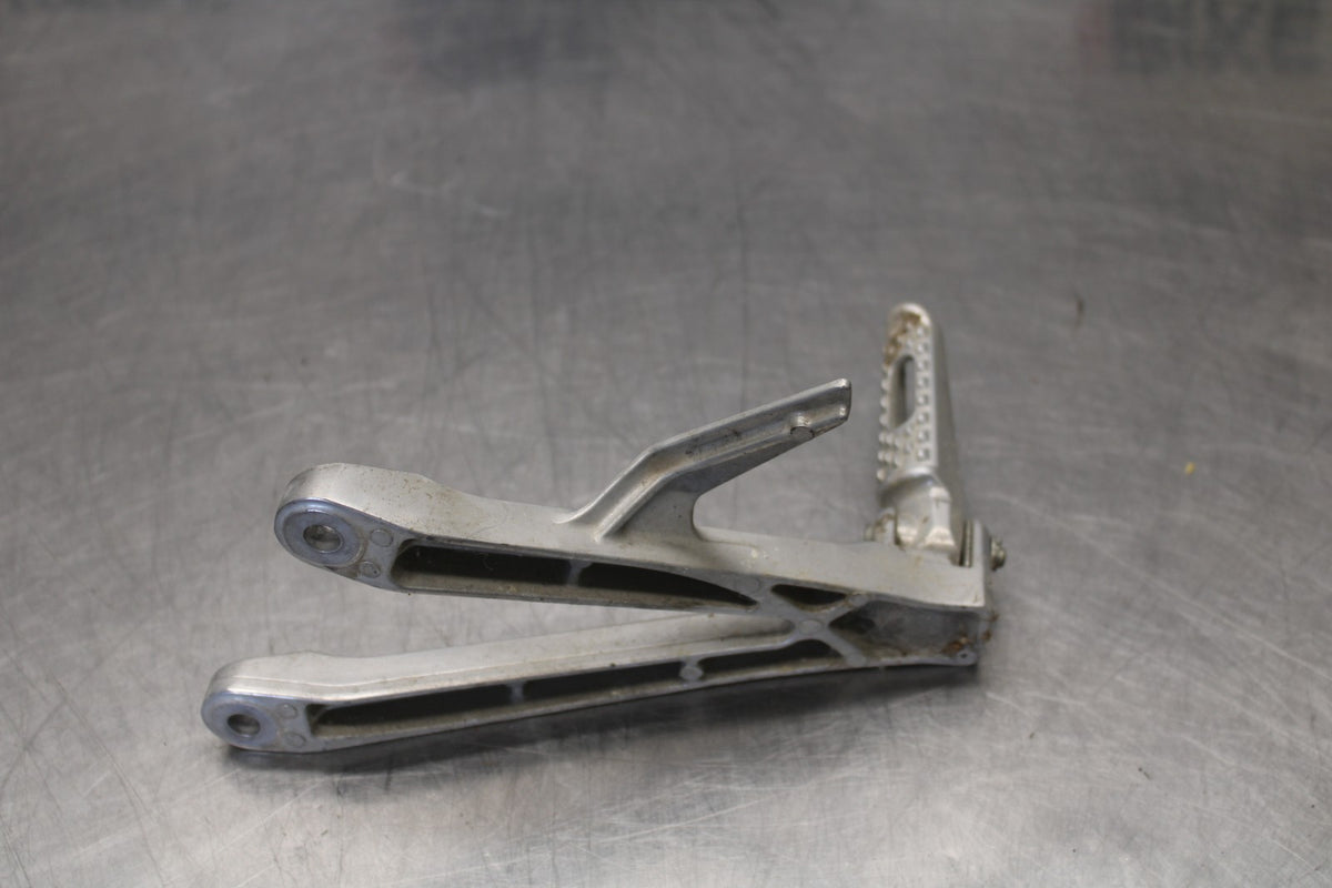 05-06 HONDA CBR600RR LEFT REAR BACK PASSENGER PEG BB893