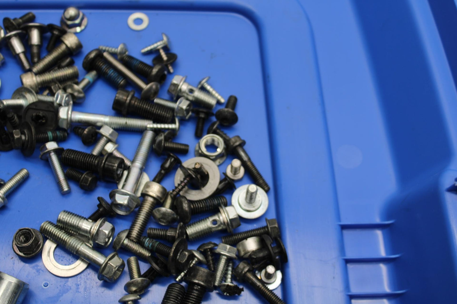 20 SUZUKI GSXR 1000 MISCELLANEOS BOLTS HARDWARE MOTOR SCREWS BB597