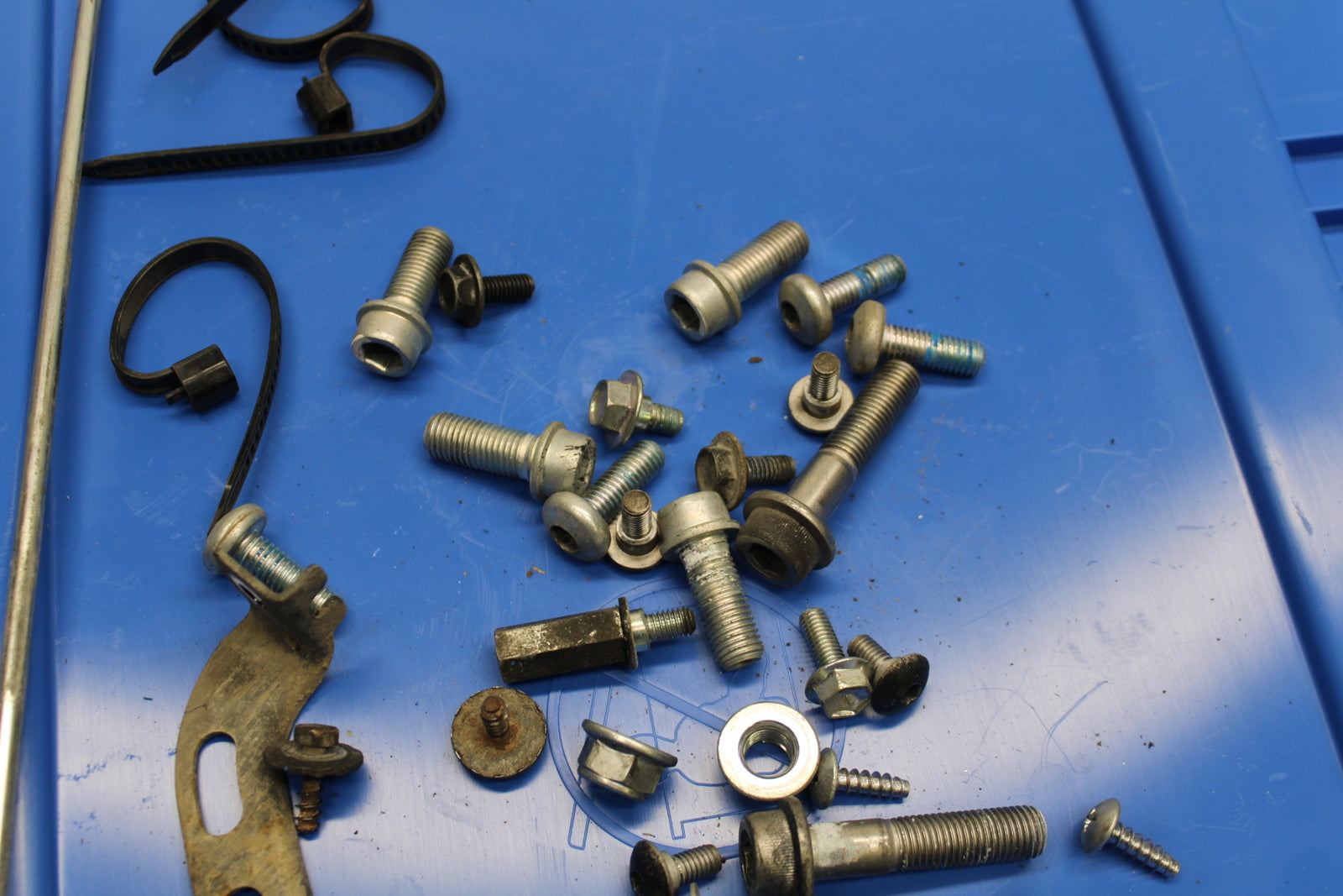 08-10 SUZUKI GSXR 600 MOUNTING BOLTS HARDWARE MOTOR SCREWS BB753