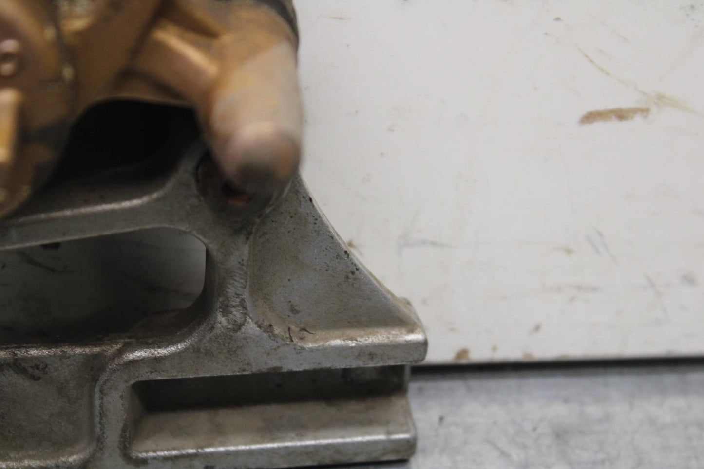 03-04 KAWASAKI NINJA ZX6RR REAR BACK BRAKE CALIPER W MOUNT BRACKET BB105