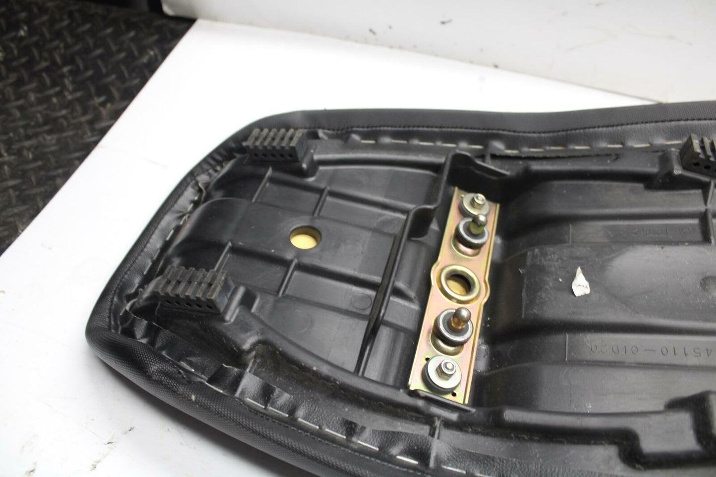 04-09 SUZUKI GS500F FRONT REAR SEAT SADDLE BB278